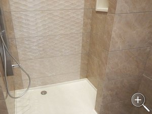 Поддоны и полки в ванную комнату из натурального, искусственного акрилового, кварцевого камня. Отделка ванной